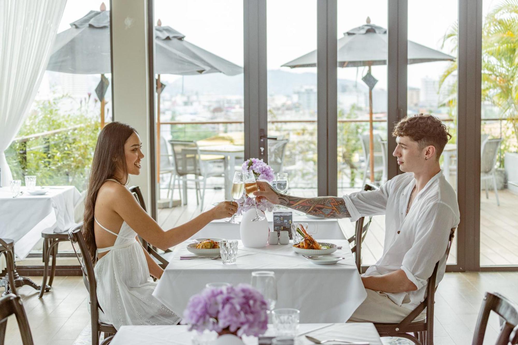 Skyview Resort Phuket Patong Beach Экстерьер фото A couple dining together